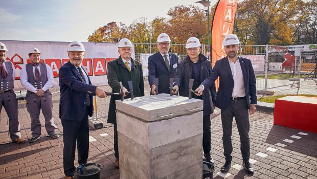 Grundsteinlegung für das neue Service Center Deutschland von Bauhaus (v. l.): Dieter Bien, Bauhaus AG, Heinz Scheidel, Diringer & Scheidel Unternehmensgruppe, Dr. Peter Kurz, Oberbürgermeister Stadt Mannheim, Dieter Blocher, Blocher Partners, sowie Steffen Walter, Bauhaus.&nbsp;