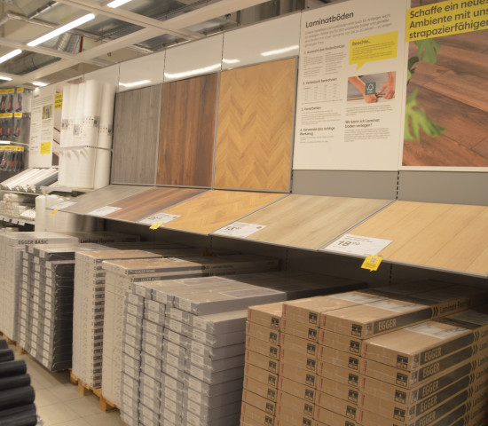 Im Bereich Bodenbeläge werden Laminatböden angeboten.
