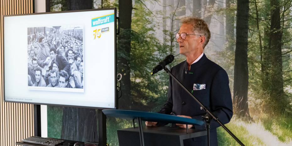 Thomas Wolff gab bei der Jubiläumsfeier im neuen Bürogebäude Einblicke in die &nbsp;75-jährige Unternehmensgeschichte.