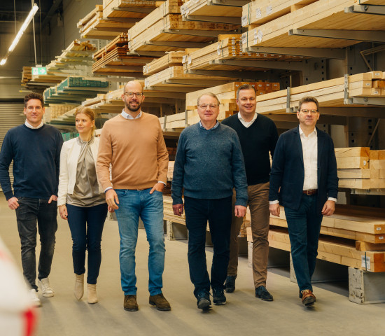 Der OBI-Vorstand (v. l.): Manuel van de Kamp (Chief Product Officer), Brigitte Wittekind (Chief Operations Officer), Dr. Sebastian Gundel (Chief Executive Officer), Peter Tepaß (Chief Officer Central Europe), Miguel Müllenbach (Chief Financial Officer) und Jochen Ludwig (Chief Commercial Officer). Der OBI-Vorstand (v. l.): Manuel van de Kamp (Chief Product Officer), Brigitte Wittekind (Chief Operations Officer), Dr. Sebastian Gundel (Chief Executive Officer), Peter Tepaß (Chief Officer Central Europe), Miguel Müllenbach (Chief Financial Officer) und Jochen Ludwig (Chief Commercial Officer).