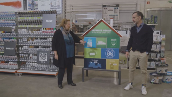 Zwei Mitarbeiter aus dem Bereich Tinting stellten die einzelnen Aspekte der Strategie zum Gesunden Wohnen vor.&nbsp;