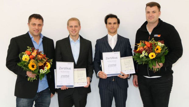 Gleich zwei Preisträger in einem Unternehmen: Martin Machuletz, Hornbach Baustoff Union (2. v. r.), und sein Ausbilder Florian Mühlberger; Michael Walther, Hornbach Baustoff Union (2. v. l.) und sein Ausbilder Thomas Venske.