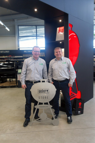 Weber Store Mannheim ,  Frank Offenloch und Jörg Hermes von Raiffeisen Mannheim