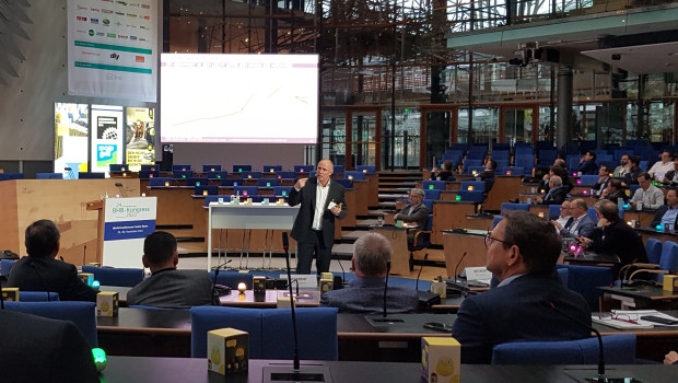 Klaus-Peter Teipel prognostizierte stagnierende Umsätze auf dem BHB-Kongress . Klaus-Peter Teipel prognostizierte stagnierende Umsätze auf dem BHB-Kongress .