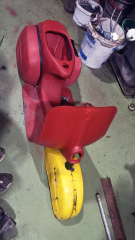 Hier wurde ein Roller als Bausatz aus einem Keller gerettet und im WD-40 Design restauriert.&nbsp;
