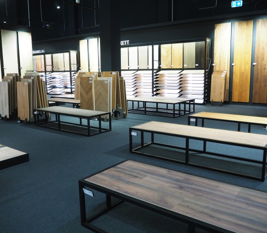 So werden bei Bodenhaus beispielsweise Parkettböden präsentiert. 