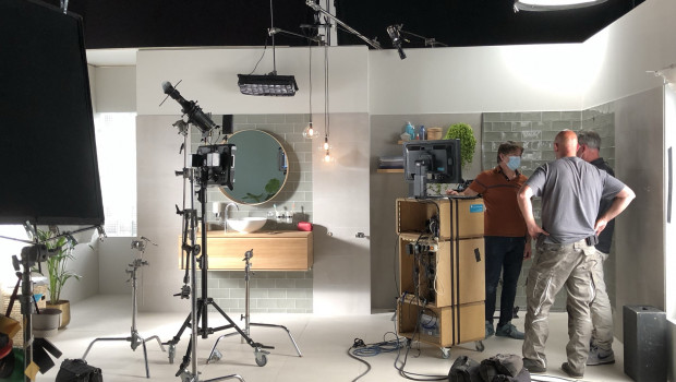 Blick hinter die Kulissen des Drehs der Tesa&nbsp;Bad-Kampagne: Im Fokus stand die Power-Kit-Technologie.