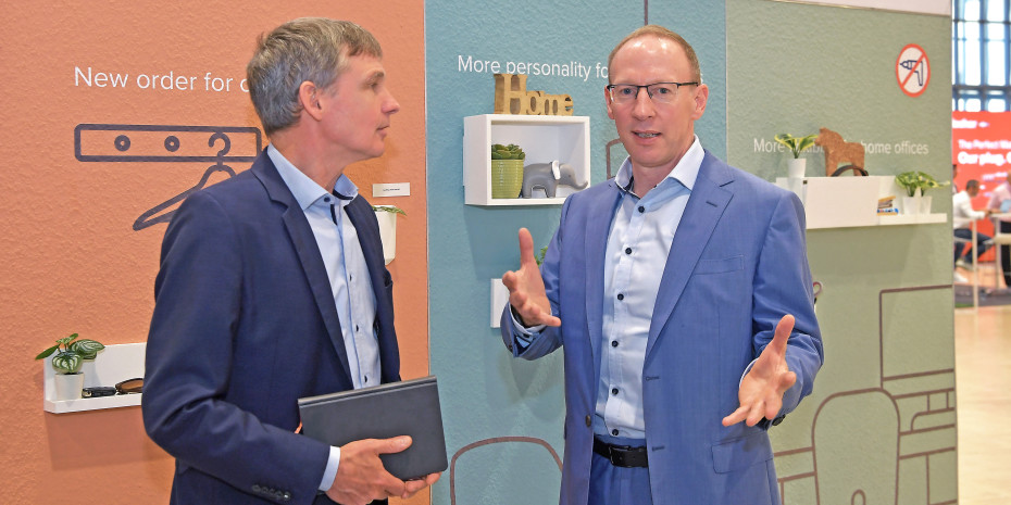 Consumer-Vorstand Dr. Andreas Mack (r.) erläutert diy-Chefredakteur Rainer Strnad die Markenführung von Tesa.