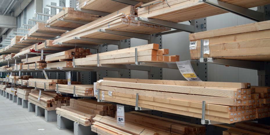 Baumärkte beziehen Bau- und Konstruktionsholz zu einem überwiegenden Teil aus heimischen Wäldern,&nbsp;in denen umwelt- und sozialverträglich gewirtschaftet wird.