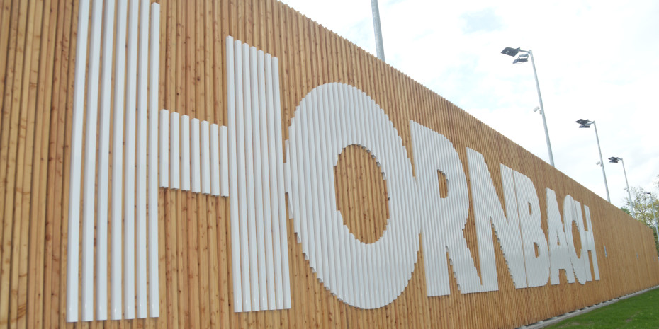 So hat man das Hornbach-Logo auch noch nicht gesehen: Vom Sichtschutzzaun hebt sich der Schriftzug in Weiß ab.&nbsp;