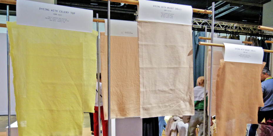 Auf der Trendfläche wurden Ergebnisse eines Forschungsprojektes gezeigt, in dem natürliche Farbstoffe getestet werden, wie Sellerie, Wallnussschalen, Avocado-Kerne und Eukalyptus.&nbsp;