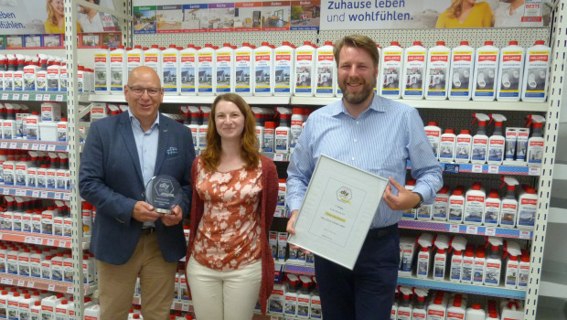 Redakteurin Laura Rinn (Mitte) überreichte die Trophäe und Urkunde an Geschäftsführer Marcus Roth (links) und Marketingleiter Maik Bohne.&nbsp;