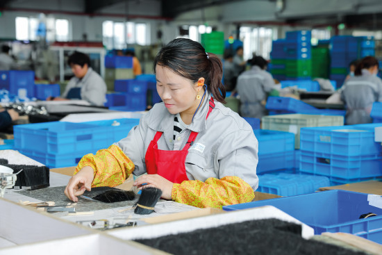 Anderer Ort, gleiche Prozesse: Die Arbeitsschritte bei der Pinselproduktion in der Storch-Ciret Group laufen in China und in Tschechien gleich ab.&nbsp;