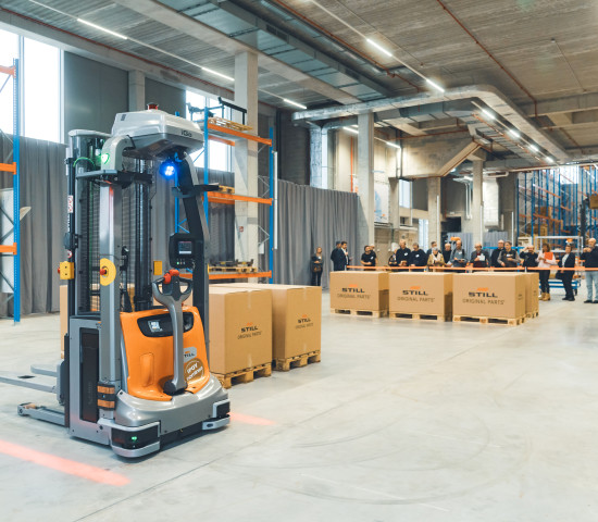 Der EXV iGo ist das „Multitool“ unter den Hochhubwagen und das erste industriell gefertigte fahrerlose Transportsystem.&nbsp;