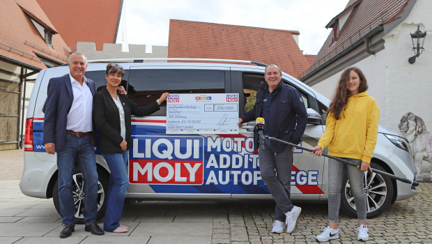 Liqui-Moly-Geschäftsführer Ernst Prost und seine Partnerin Kerstin Thiele&nbsp;übergaben den Scheck an RTL-Moderator Wolfram Kons (von links).