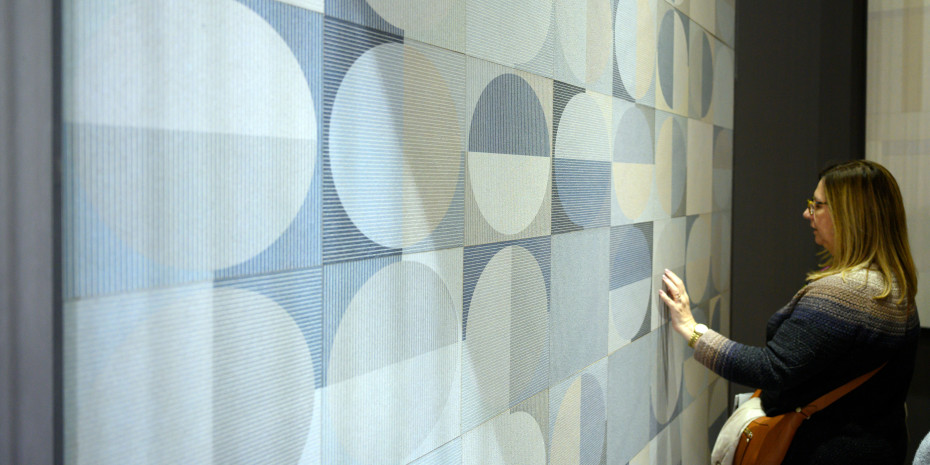 „Die Menschen wollen endlich wieder Stoffe und Materialien anfassen“, sagte Holly Becker. Nach der Corona-Pause haben die Besucher der Domotex 2022 nun wieder Gelegenheit dazu. &nbsp;&nbsp;