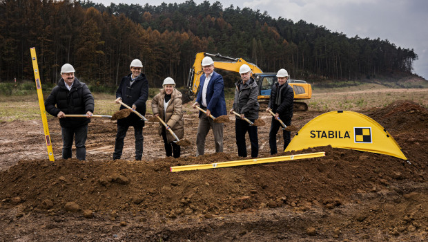 Spatenstich im Pfälzer Wald (v. l.): Michel Arbogast (Technischer Leiter Stabila), Dr. Rainer Himmelsbach (Stabila Beiratsvorsitzender), Dr. Susanne Ganster (Landrätin), Dr. Ulrich Dähne (Stabila Geschäftsführer), Michael Zimmermann (Ortsbürgermeister Hauenstein), Matthias Glatte (Architekt).