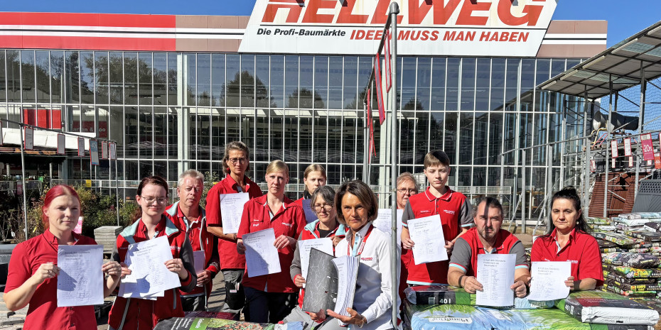 Marktleiterin Iris Töpfer (5. v. r.) ist stolz auf ihr gemischtes Team. Schon 6.000 Kunden haben mit ihrer Unterschrift den Erhalt des Marktes gefordert. Marktleiterin Iris Töpfer (5. v. r.) ist stolz auf ihr gemischtes Team. Schon 6.000 Kunden haben mit ihrer Unterschrift den Erhalt des Marktes gefordert.