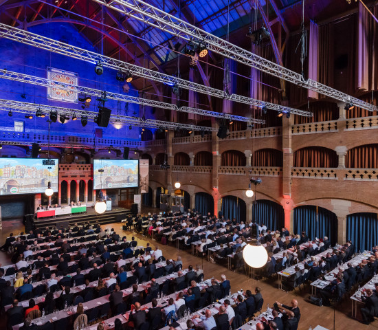 Mehr als 650 Teilnehmer sind zur Gesellschafterversammlung der Hagebau nach Amsterdam gekommen.
Mehr als 650 Teilnehmer sind zur Gesellschafterversammlung der Hagebau nach Amsterdam gekommen.