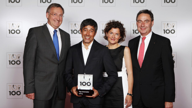 Emsa-Geschäftsführer Günter Nosthoff (r.) und Marketingleiterin Daniela Heisig nahmen die Auszeichnung zusammen mit Georg Moenikes (l.), dem Bürgermeister von Emsdetten, aus der Hand von „Top 100“-Mentor Ranga Yogeshwar in Essen entgegen. Emsa-Geschäftsführer Günter Nosthoff (r.) und Marketingleiterin Daniela Heisig nahmen die Auszeichnung zusammen mit Georg Moenikes (l.), dem Bürgermeister von Emsdetten, aus der Hand von „Top 100“-Mentor Ranga Yogeshwar in Essen entgegen.
