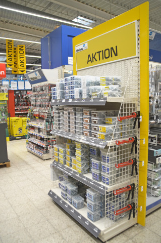 Aktionen werden auffällig im Markt platziert, etwa als Kopfgondelpräsentation zum Hauptgang hin.