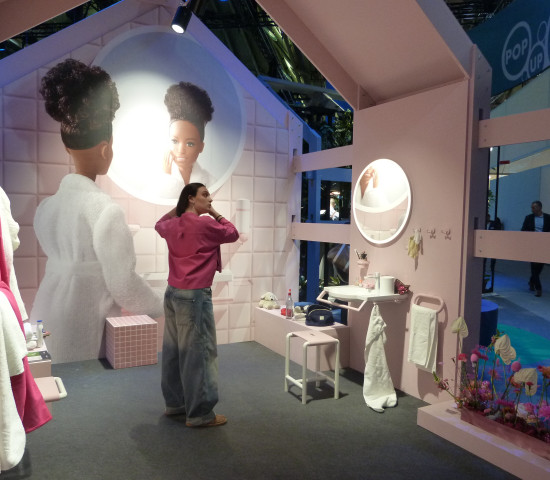 In Kooperation mit Barbie hat Hewi eine Kollektion entwickelt, die im typischen Barbie-Pink daherkommt und zugleich auf das Thema Barrierefreiheit aufmerksam macht.