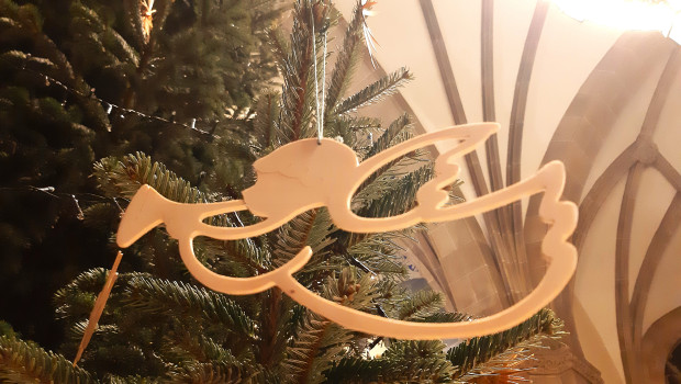 Musizierende Engel umschwirren den Weihnachtsbaum der Christuskirche in Karlsruhe.