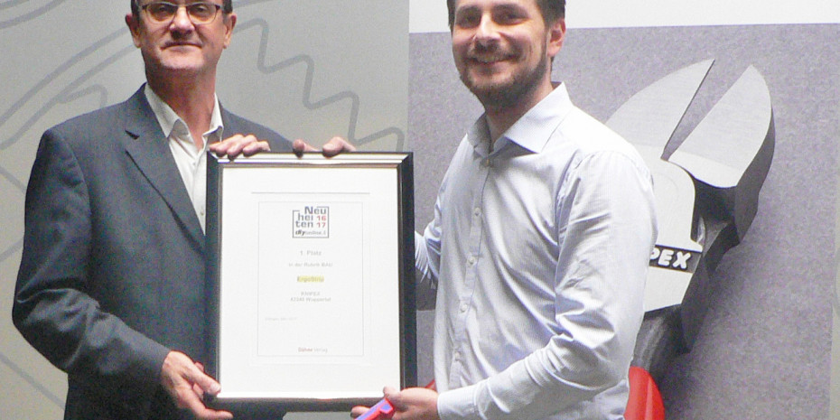 Übergabe Urkunde Top-Neuheit des Jahres 2016/2017, diy-Redakteur Harald Bott (l.) und Filip Marovic (Produktentwickler)