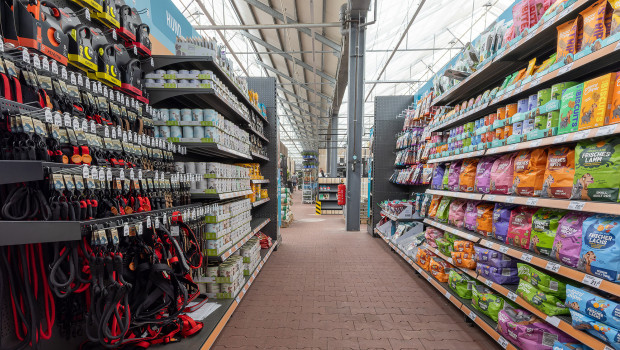 Tierhalterinnen und Tierhalter nehmen gerne auch Futter und Zubehör im Baumarkt mit. Toom sieht sich durch die Forsa-Umfrage darin bestätigt, dass es das Shop-in-Shop-Konzept von Zoo Royal (Foto) in fast allen Märkten ausrollt.