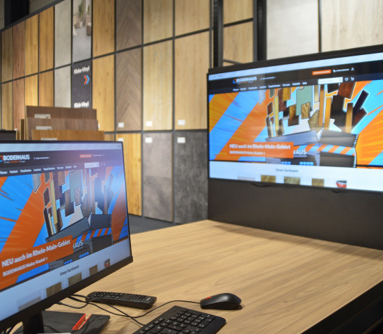 Im Hardflooring-Studio mit seinen 500 Mustern ist einer der Desgin-Beratungsplätze eingerichtet.