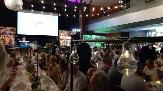 Sehr gute Stimmung: Die Branche hat sich am Vorabend zu einer großen Gartenparty getroffen.