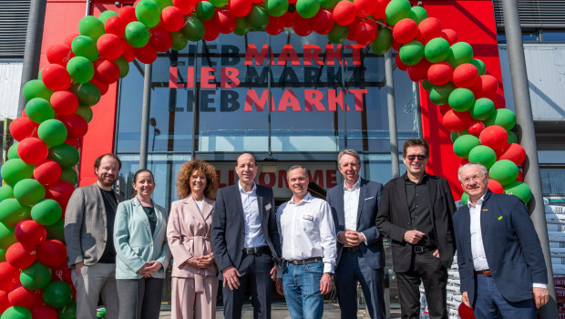 Nach dreimonatigem Umbau präsentiert sich der Lieb-Markt von Familie Gasser neu (v.l.): Philipp Gasser, Pia Gasser, Margit Gasser, Gerhard Seidnitzer, Christian Gartner, Torsten Kreft, Josef Gasser und Prof. Josef Ober waren bei der feierlichen Eröffnung dabei. Nach dreimonatigem Umbau präsentiert sich der Lieb-Markt von Familie Gasser neu (v.l.): Philipp Gasser, Pia Gasser, Margit Gasser, Gerhard Seidnitzer, Christian Gartner, Torsten Kreft, Josef Gasser und Prof. Josef Ober waren bei der feierlichen Eröffnung dabei.