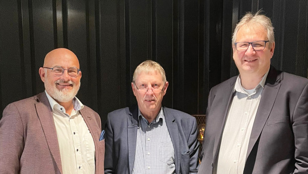 Die Bauvista-Geschäftsführer Johannes Häringslack (l.) und Jörg Kronenberg (r.) freuen sich, dass der langjährige Branchenkenner Volker Unger nicht in den Ruhestand geht, sondern stattdessen die Kooperation in Sachen Vertrieb und Einkauf berät.