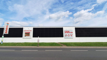 Toom installiert PV-Anlage an Marktfassade