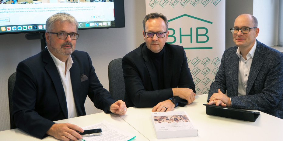 Der BHB hat Toom-CEO René Haßfeld (M.) zu seinem neuen Vorsitzenden gewählt, Peter Abraham (r.), der bei der Eurobaustoff den Bereich Einzelhandel leitet, ist jetzt Schatzmeister des Verbands. Gemeinsam mit BHB-Geschäftsführer Peter Wüst skizzieren sie im diy-Interview die Verbands- und Branchenentwicklung der kommenden Jahre.