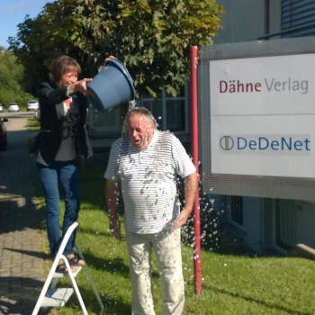 Dr. Joachim Bengelsdorf vom Dähne Verlag stellt sich der Ice Bucket Challenge.