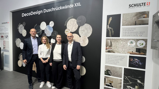 Hermann-Josef Schulte (v.l.), Nicole Pantani, Astrid Jänsch und Daniel Nemeyer präsentierten am &nbsp;Schulte-Messestand die vielfältigen Designmöglichkeiten für Duschrückwände (und Duschwannen).&nbsp;