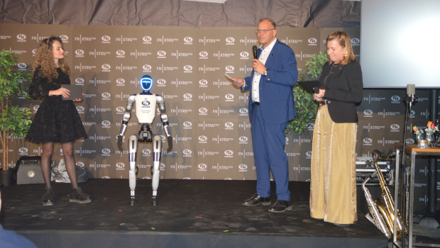 Franz Neuhofer, seine Frau Helga (r.) und seine Tochter Victoria führten auf Deutsch und auf Englisch durch das Programm der Eröffnungsfeier - und stellten einen neuen Mitarbeiter vor.