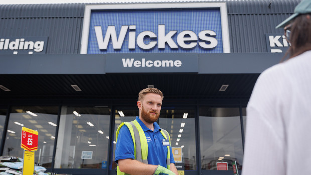 Zum Jahresende hat Wickes 230 Märkte in Großbritannien betrieben. Zum Jahresende hat Wickes 230 Märkte in Großbritannien betrieben.