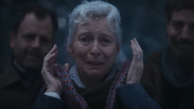 Die Mutter in dem Spot ist von der Weihnachtsüberraschung zu Tränen gerührt.&nbsp;