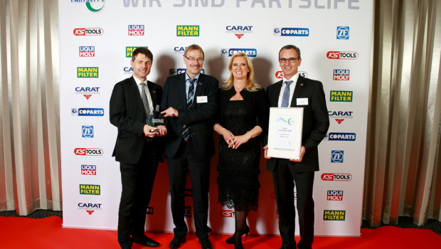 TV-Wetterfee Claudia Kleinert übergab den Preis an den kaufmännischen Leiter Dr. Uli Weller (v. l.), an Günter Hiermaier, Leiter Vertrieb National und Austria, und an Qualitätsmanager Jörg Paul.