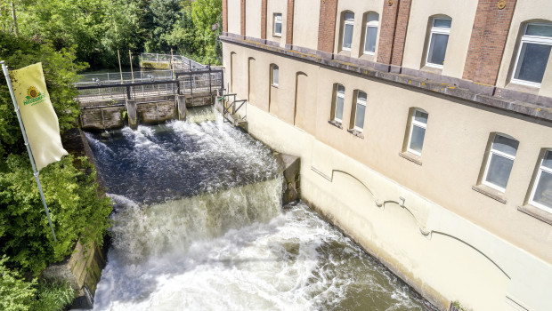 Ein Beispiel für die Anstrengungen im Bereich Nachhaltigkeit: Im Geschäftsjahr 2023 erzeugte Neudorff 545 Megawattstunden Strom in Eigenleistung. Die Turbine am Verwaltungsgebäude in Emmerthal – einer ehemaligen Mühle – trug mit circa 450 Megawattstunden Strom dazu bei.