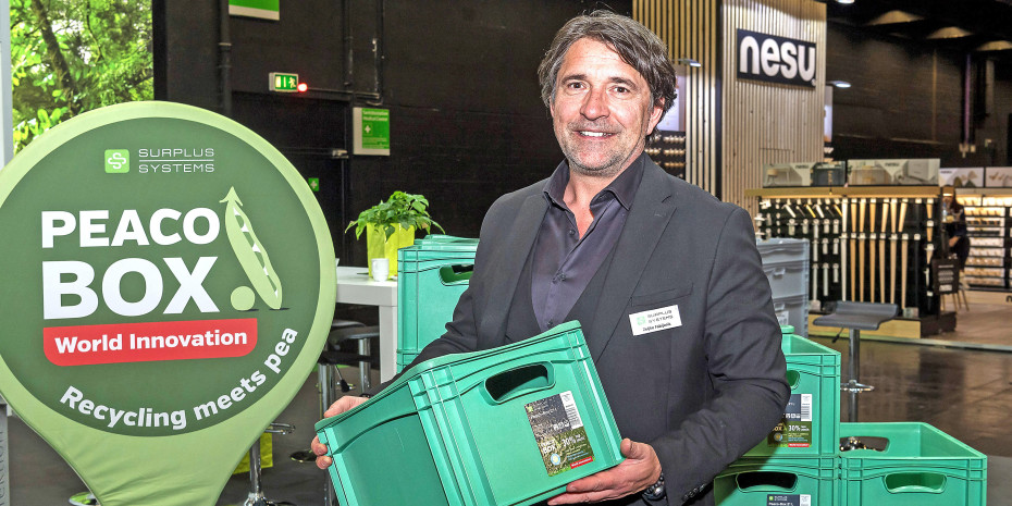 Sales Manager Zeljko Fabijanic präsentierte auf der Internationalen Eisenwarenmesse Boxen&nbsp;aus einem Erbsenfaserverbund.