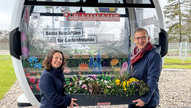 Kathrin Horeyseck, Projektmanagerin bei Bauhaus, und Robert Köhler, Leiter Marketingkommunikation bei Bauhaus, haben die Buga-Gondel mit dem Logo des Handelsunternehmens vorgestellt.