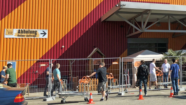 Der HDE warnt, dass es durch eine Begrenzung der Kundenanzahl erneut zu langen Warteschlangen vor Geschäften kommen könnte, die die Ansteckungsgefahr erhöhen.&nbsp;