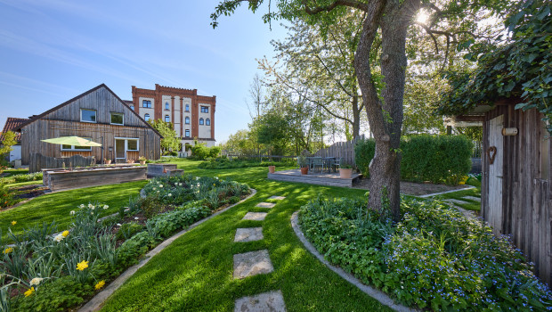 Im Garten des Unternehmens wird entspannt, er dient als Drehort und als Schulungsort.&nbsp;