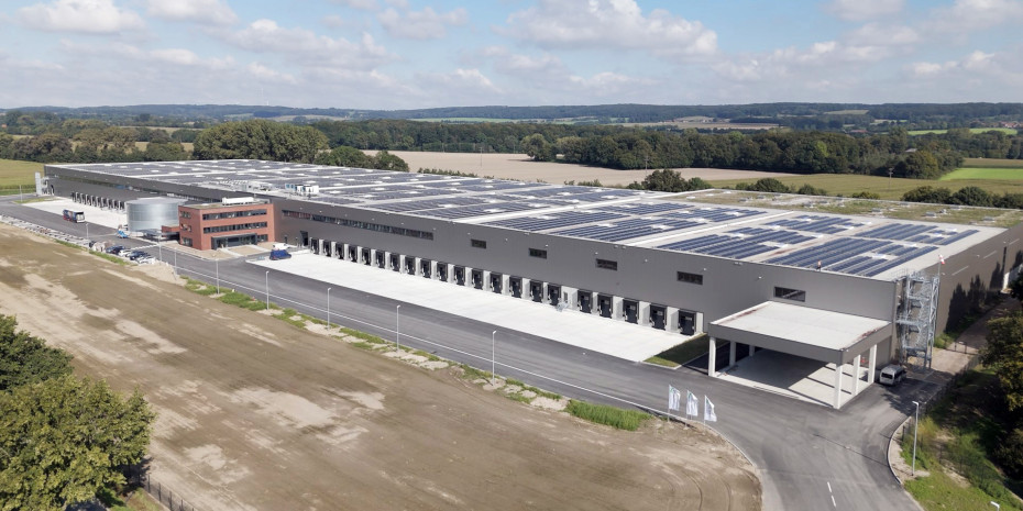 Das Gebäude ist nach dem DGNB-Platinstandard errichtet. Die Photovoltaikanlage macht einen CO2-neutralen Geschäftsbetrieb möglich. Das Gebäude ist nach dem DGNB-Platinstandard errichtet. Die Photovoltaikanlage macht einen CO2-neutralen Geschäftsbetrieb möglich.