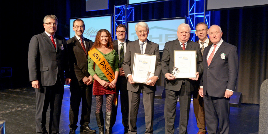 Die beiden DIY-Lifetime-Award-Preisträger Karl-Heinz Knoke und Dr. Gerd Müller-van Ißem (3. und 4 v. r.) zusammen mit dem Laudator John W. Herbert (r.), Martina Lammel, der aktuellen Miss DIY (3. v. l.), sowie den Jury-Mitgliedern Dr. Peter Wüst (l.), Marc Dähne (2. v. l.), Johannes Welsch (4. v. l.) und Ralf Rahmede (2. v. r.).