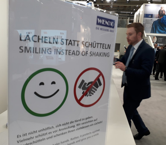 Man darf zur Begrüßung auch einfach nur lächeln, statt die Hände zu schütteln, heißt es beispielsweise bei Wenko.