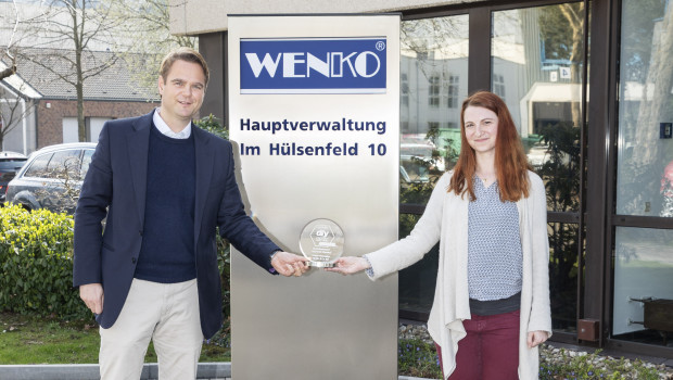 Wenko-Geschäftsführer Niklas Koellner (l.) nimmt von diy-Redakteurin Laura Rinn die neu gestaltete Auszeichnung für das Produkt 2020/2021 seines Unternehmens entgegen.